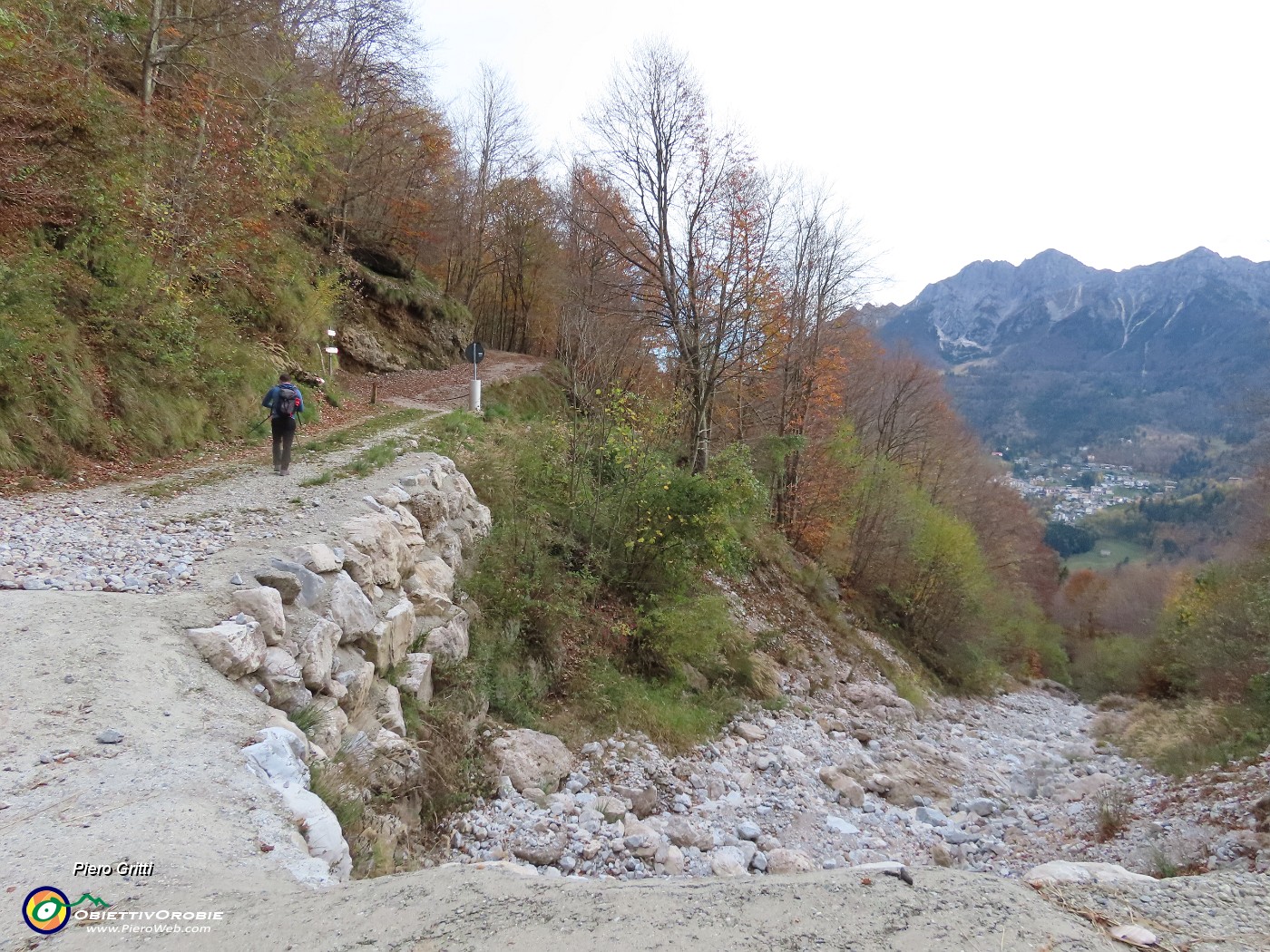 61 Agganciamo la strada sterrata agrosilvo pastorale che percorriamo per breve tratto.JPG